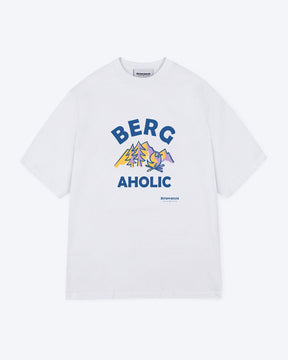 Ein weißes T-Shirt mit einem Berge und Lagerfeuerstelle als Motiv wo außen rum in blau noch der Schriftzug " BERGAHOLIC" steht.