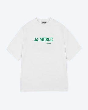Ein weißes T-Shirt mit einem dunkelgrünen "JA MERCE" Schriftzug auf der Brust.