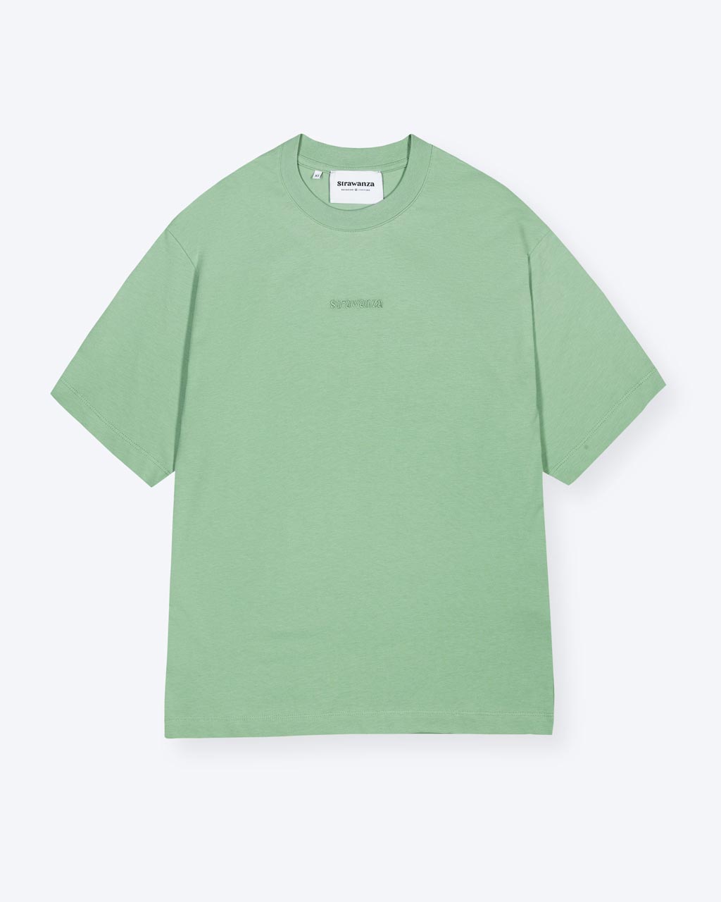 Ein grünes T-Shirt mit einem Ton in Ton Schriftzug auf der Brust. 