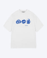 Ein weißes T-Shirt mit einem blauen großen Motiv wo eine Breze, ein Bier und ein Kussmund zu sehen sind. 