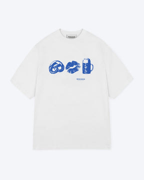 Ein weißes T-Shirt mit einem blauen großen Motiv wo eine Breze, ein Bier und ein Kussmund zu sehen sind. 
