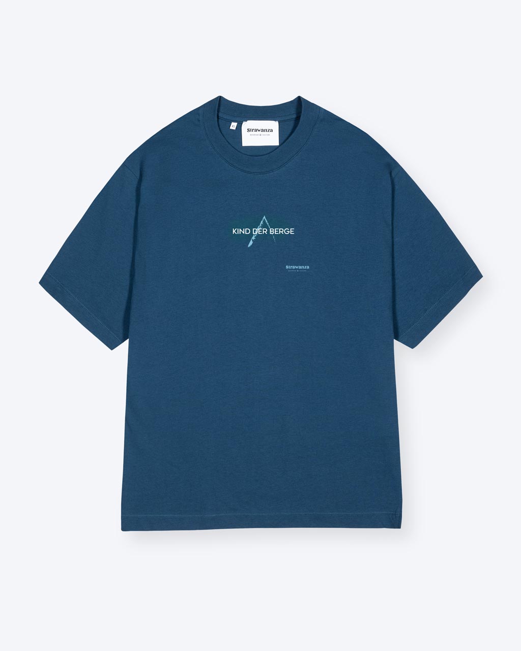 Ein blaues T-Shirt mit einem kleinen blauen Berg und einem weißen "KIND DER BERGE" Schriftzug besteht als Motiv. 