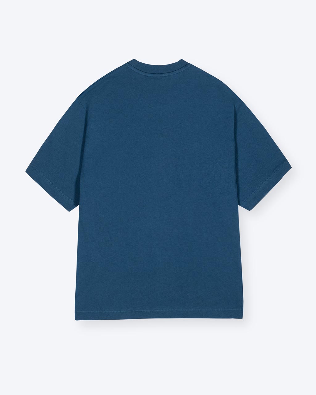 Ein blaues T-Shirt mit nichts auf dem Rücken als Motiv. 