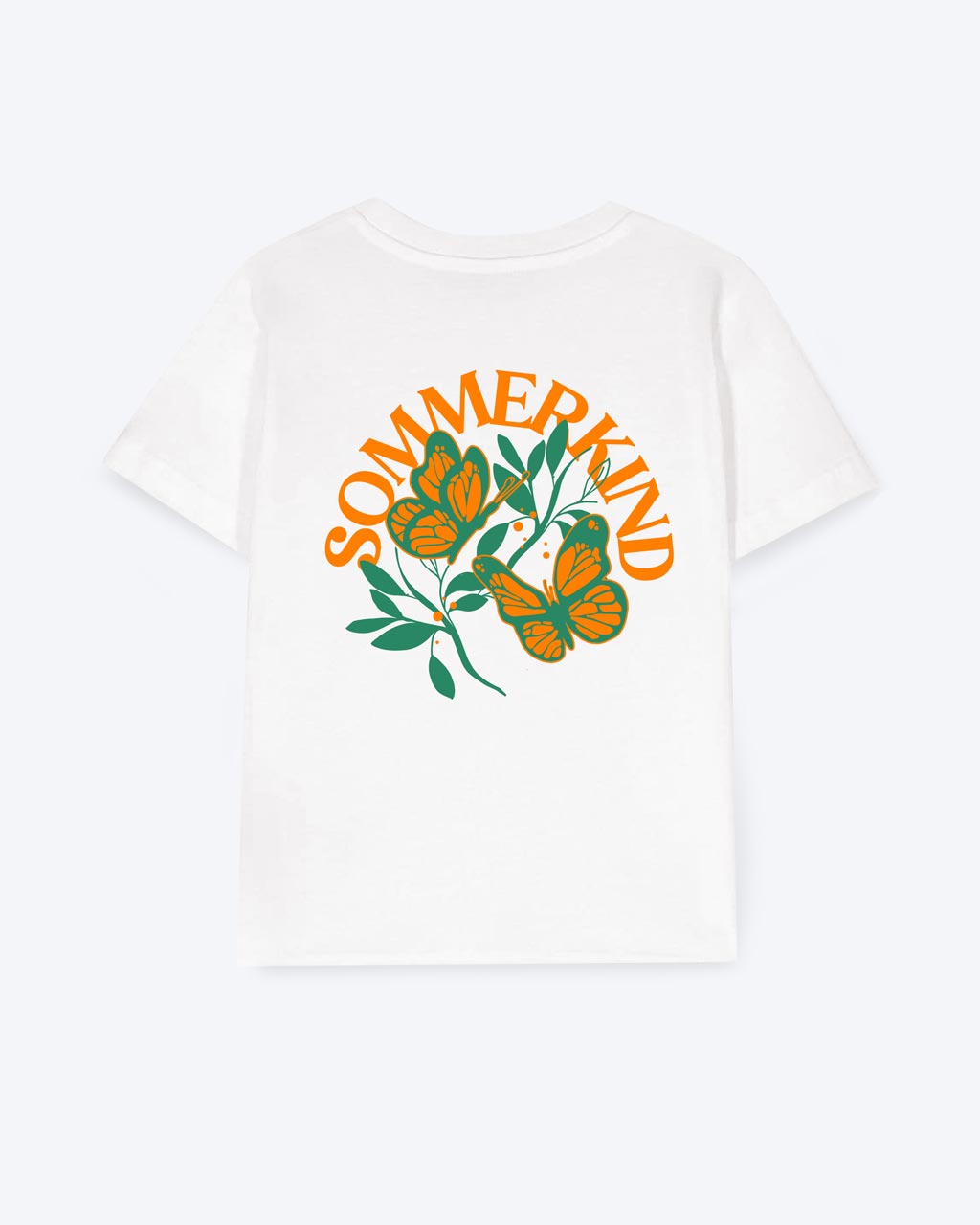 Weißes T-Shirt mit einem Schmetterlings Motiv, die über einem grünen Ast fliegen,  und einer orangen "SOMMERKIND" Schrift.