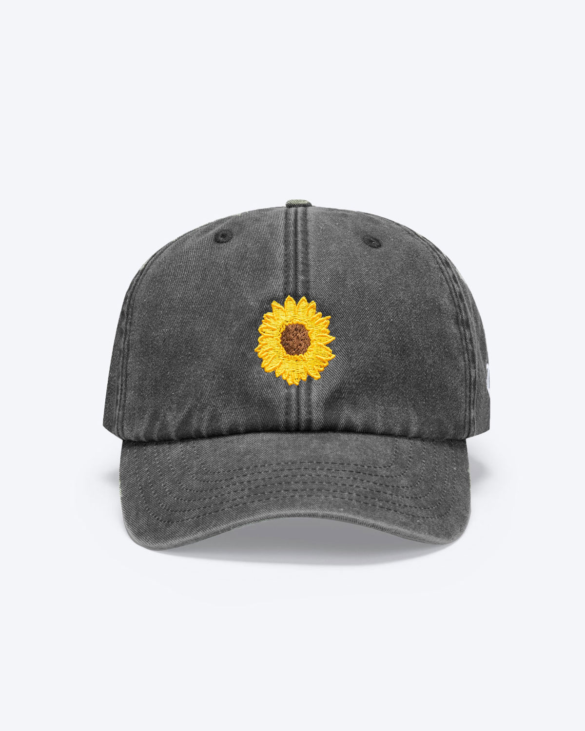 Eine Vintage dunkelgraue bayerische Cap mit einer Sonnenblume vorne als Motiv zu erkennen.
