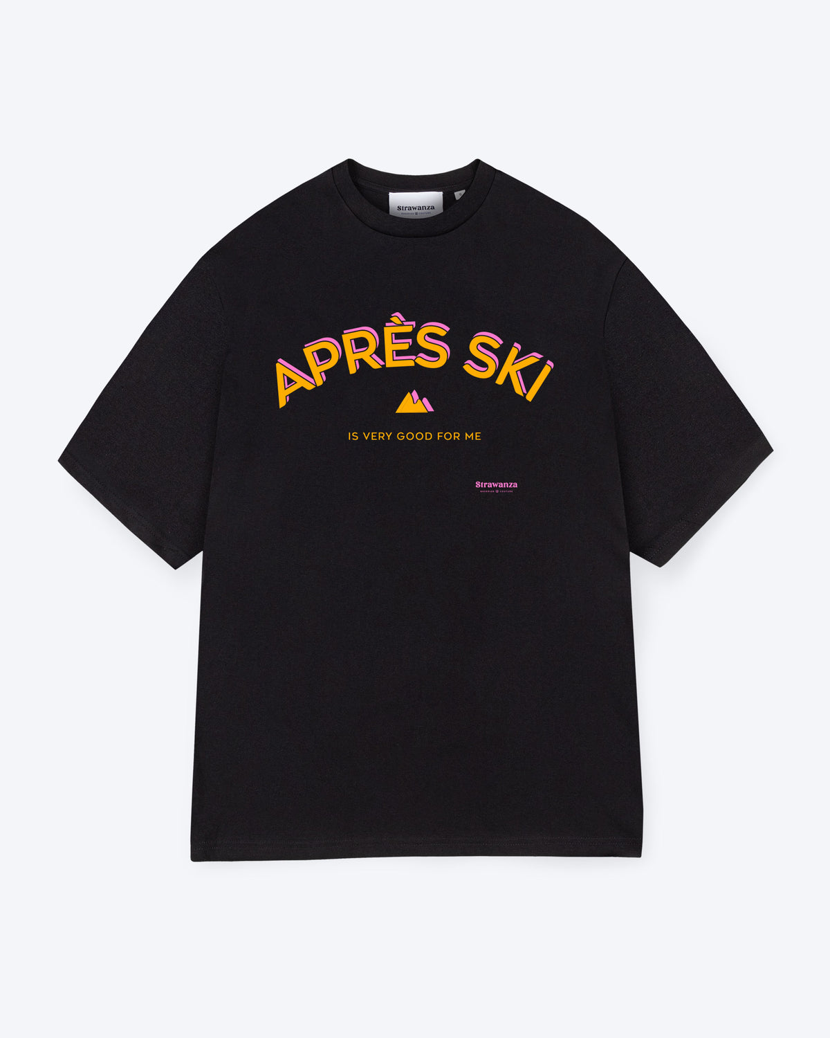 Ein schwarzes T-Shirt mit einem orange, rosanen Print auf der Vorderseite der aus dem Schriftzug "APRÉS SKI IS VERY GOOD FOR ME" besteht und aus einem kleinen Berg in der Mitte, welcher ebenfalls orange, rosa ist.