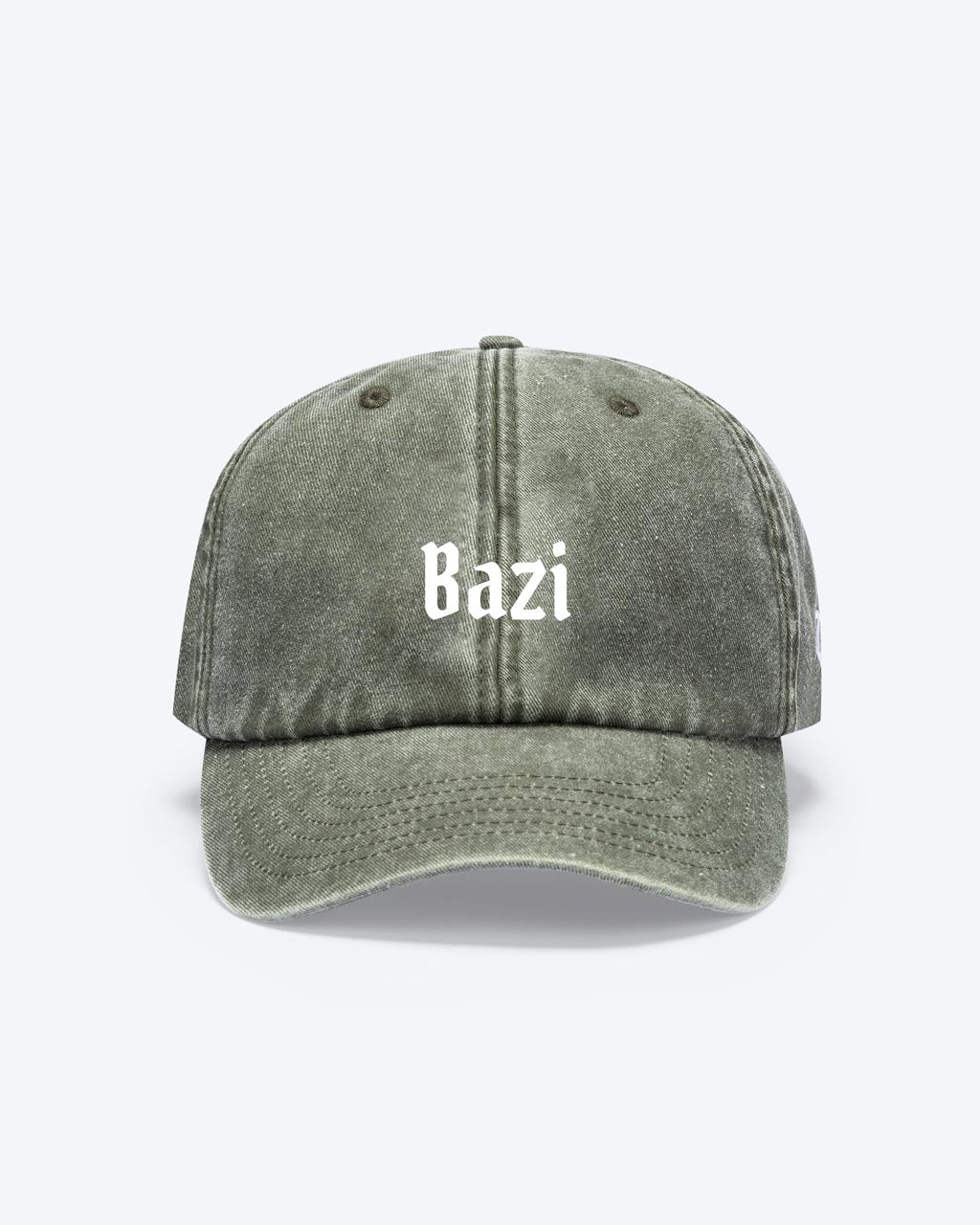 Eine bayerische Cap in der Farbe Vintage Khaki mit einem weißen "Bazi" Schriftzug vorne als Motiv zu erkennen.