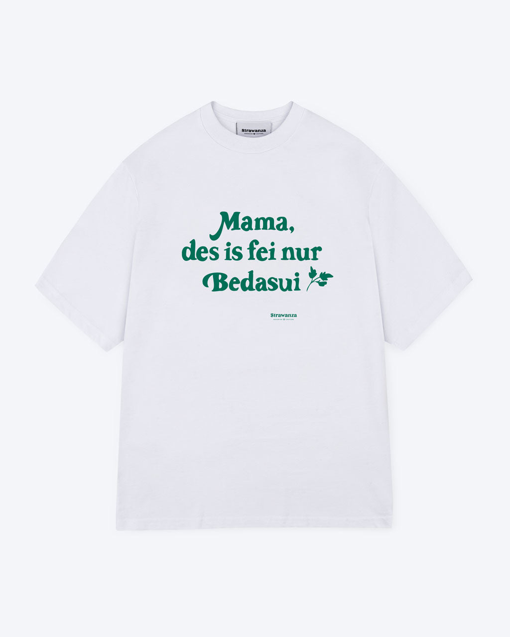 Ein weißes T-Shirt mit einem grünen, großen "Mama, des is fei nur Bedasui" Schriftzug als Vordermotiv. 