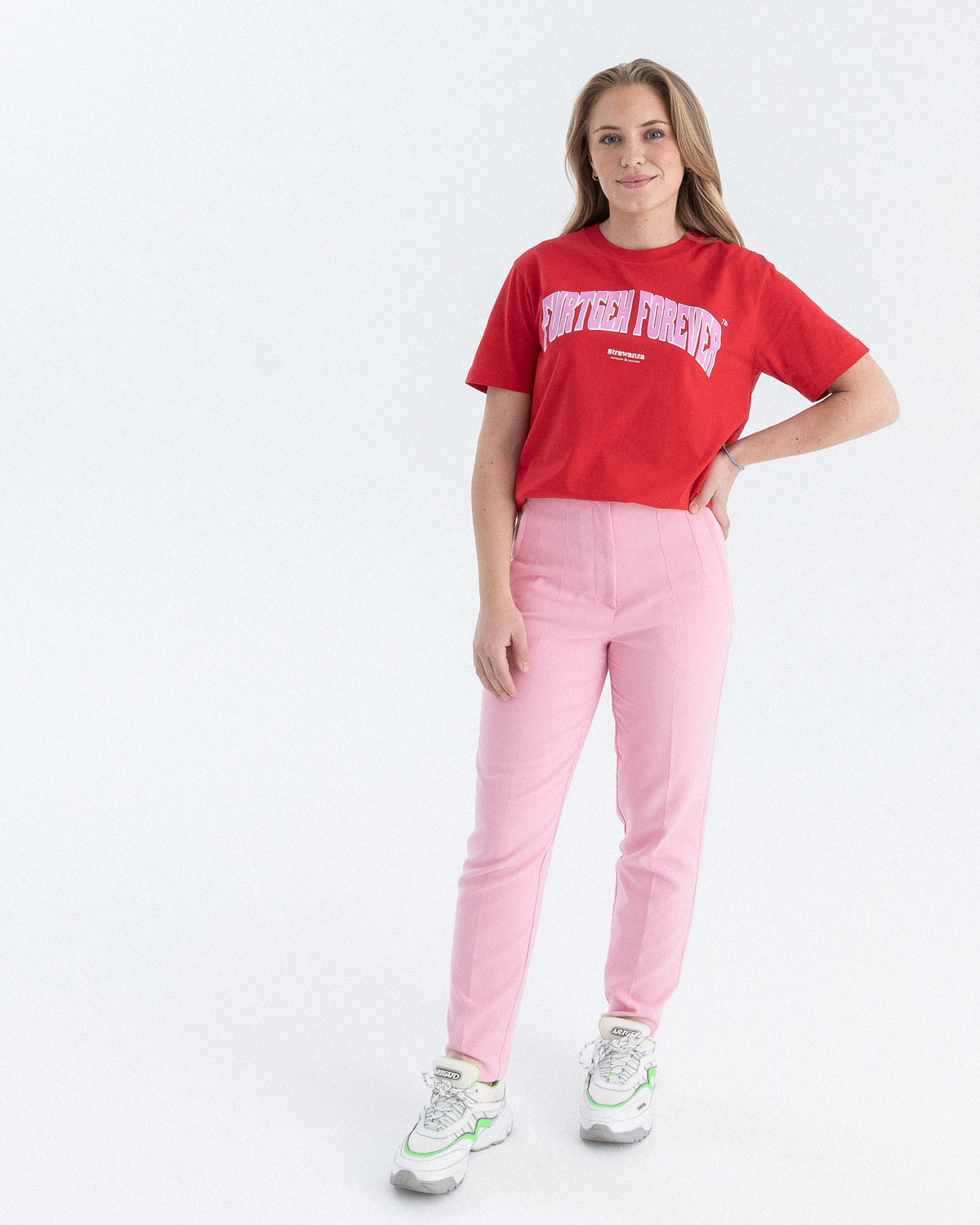 Das Model trägt ein rotes T-Shirt, wo ein großer aufgedruckter "FURTGEH FOREVER" Schriftzug in rosa zu sehen ist.