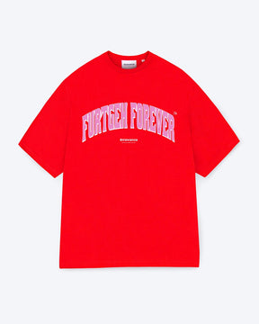 Ein rotes T-Shirt mit einem rosa "FURTGEH FOREVER" Schriftzug vorne als Hauptmotiv.