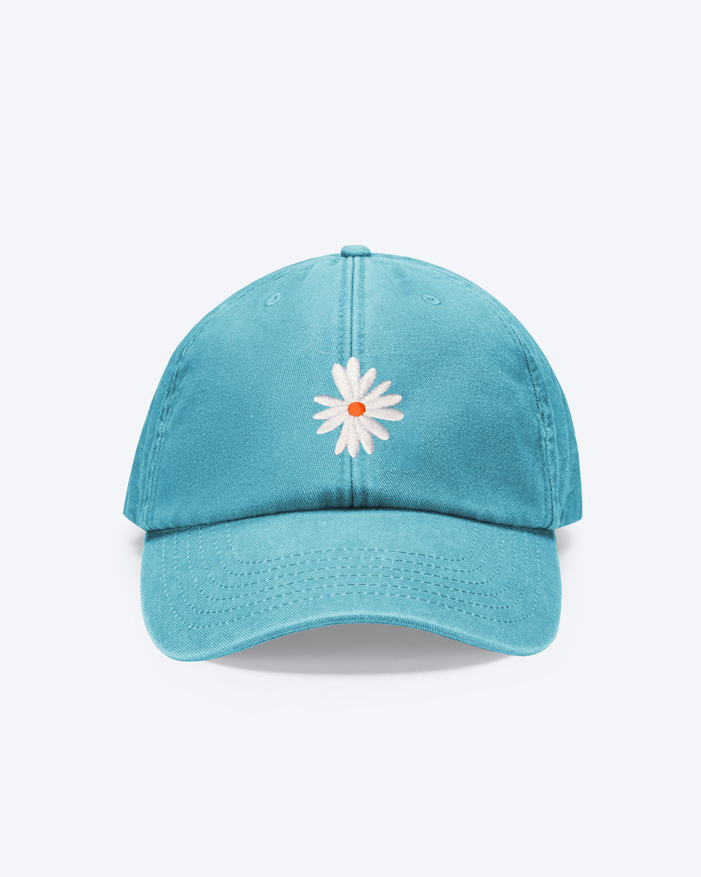 Eine Vintage hellblaue bayerische Cap mit einem Gänseblümchen als Motiv auf der Vorderseite.