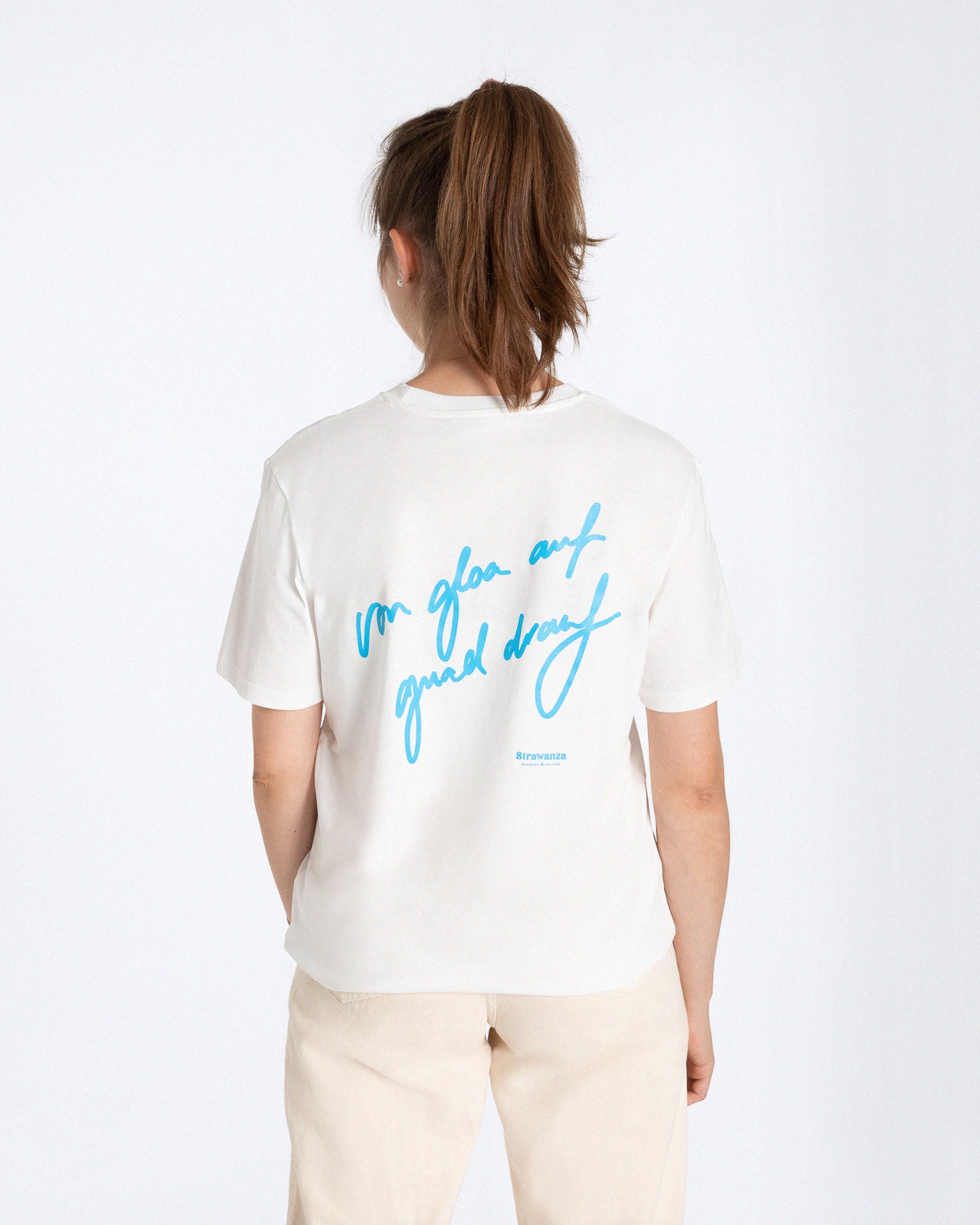 Ein weibliches Model trägt ein weißes T-Shirt mit einem blauen 