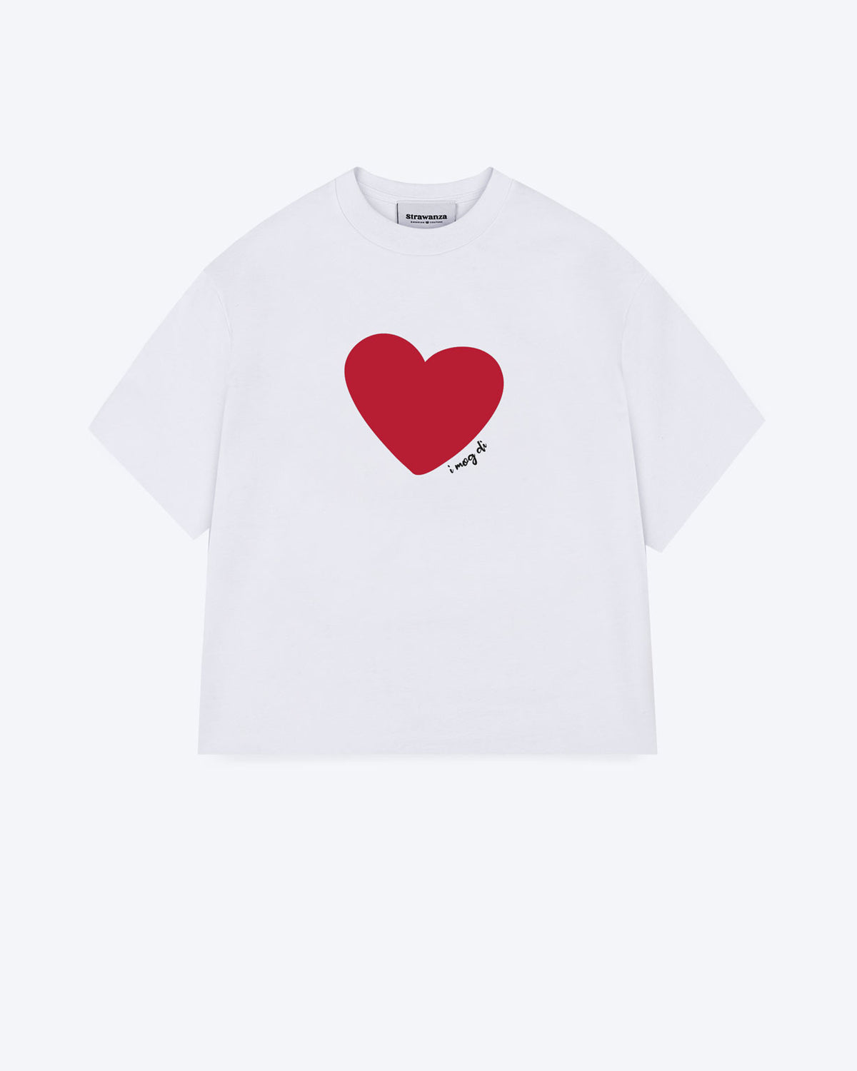 Ein weißes T-Shirt mit einem großen, roten herz auf der Brust wo rechts an der Seite von dem Herz "I mog di" steht.