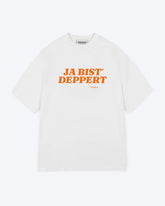Ein weißes T-Shirt mit einem orangenen "JA BIST` DEPPERT" Schriftzug auf Höhe der Brust. 