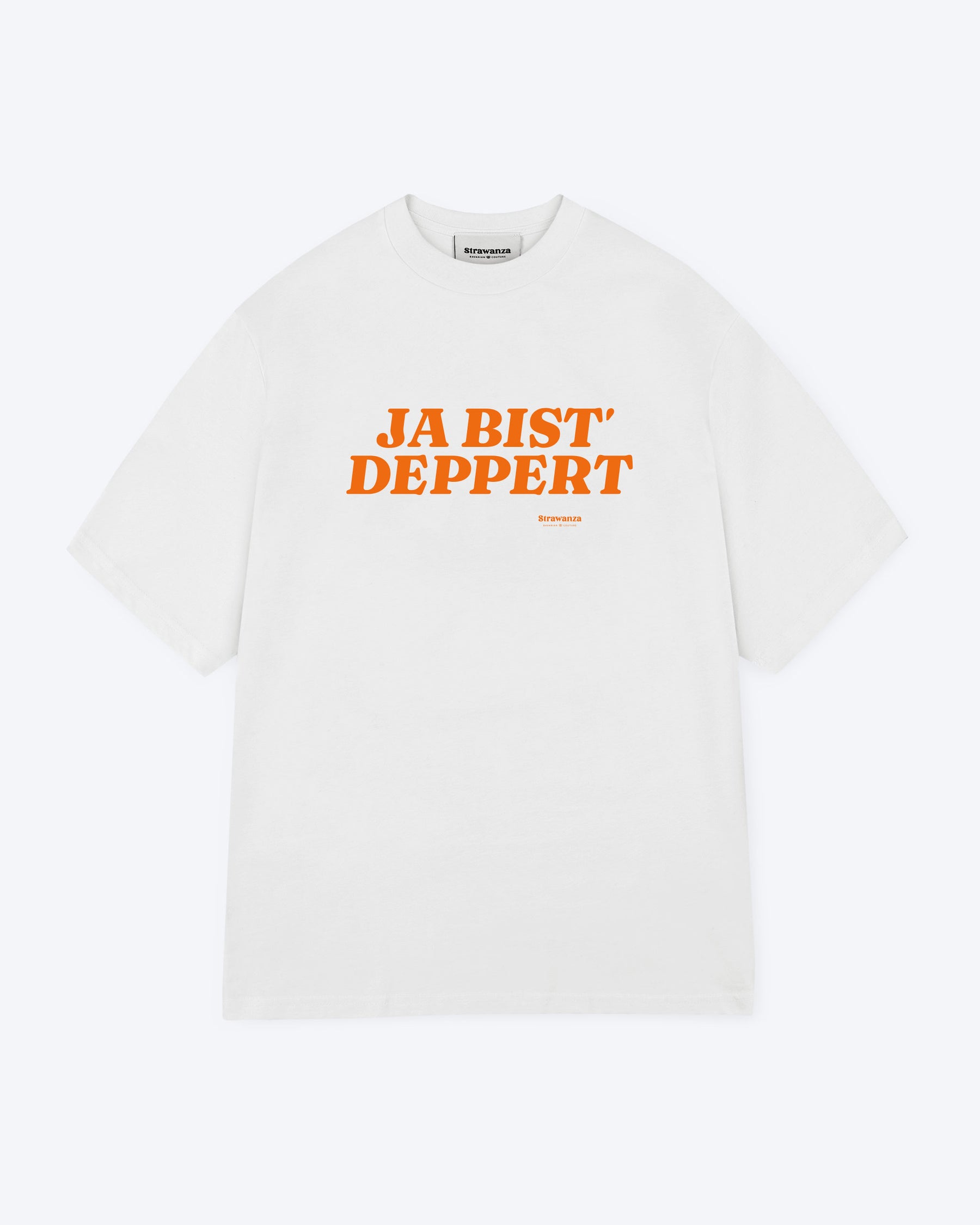 Ein weißes T-Shirt mit einem orangenen "JA BIST` DEPPERT" Schriftzug auf Höhe der Brust. 