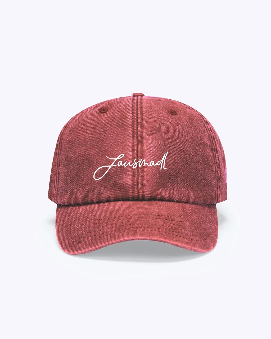 Eine Bavarian Cap in der Farbe Vintage rot mit einem weiß bestickten "Lausmadl" Schriftzug auf der Vorderseite der Cap.