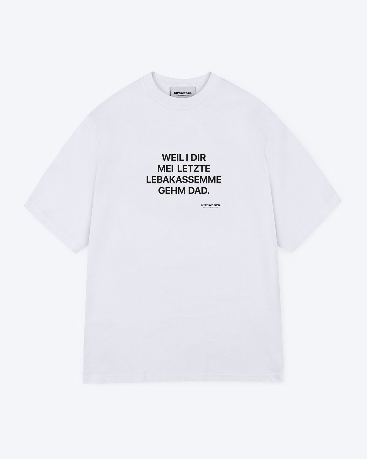 Ein weißes T-Shirt mit einem bayrischen, schwarzen Schriftzug auf der Brust.