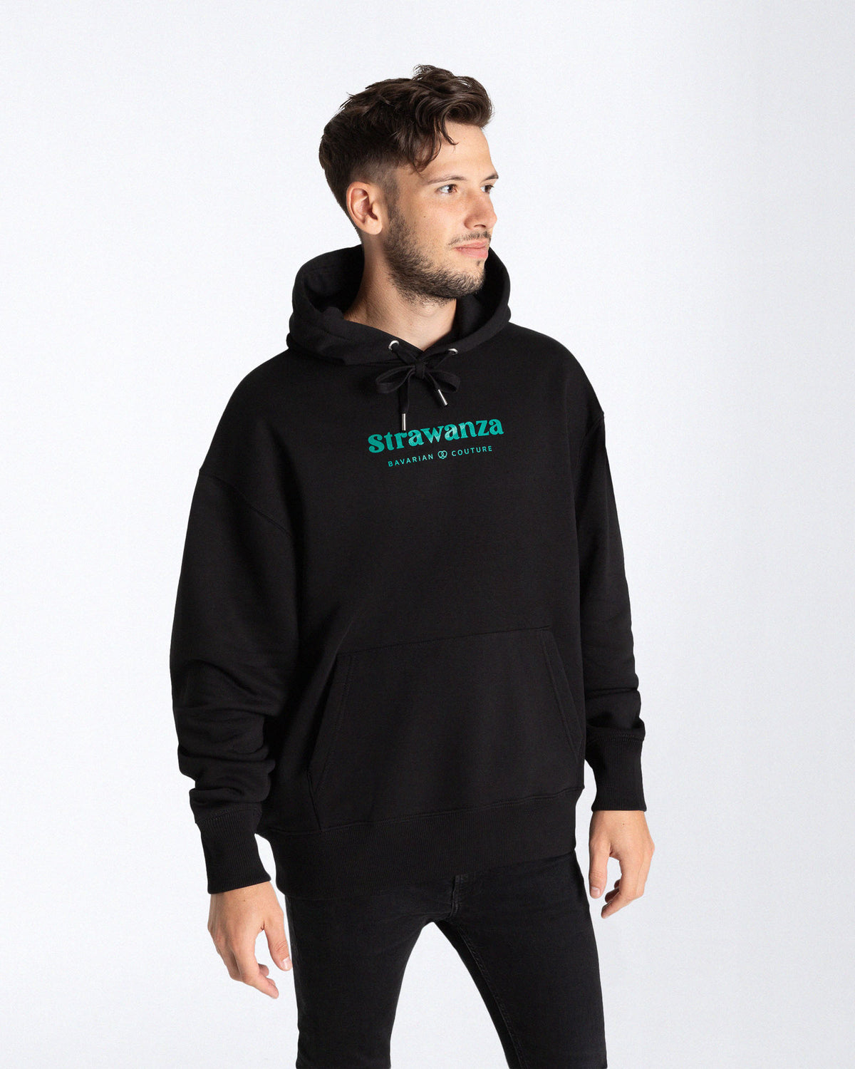 Ein männliches Model trägt einen schwarzen Hoodie mit einem "Strawanza" Schriftzug in der Farbe dunkelgrün.