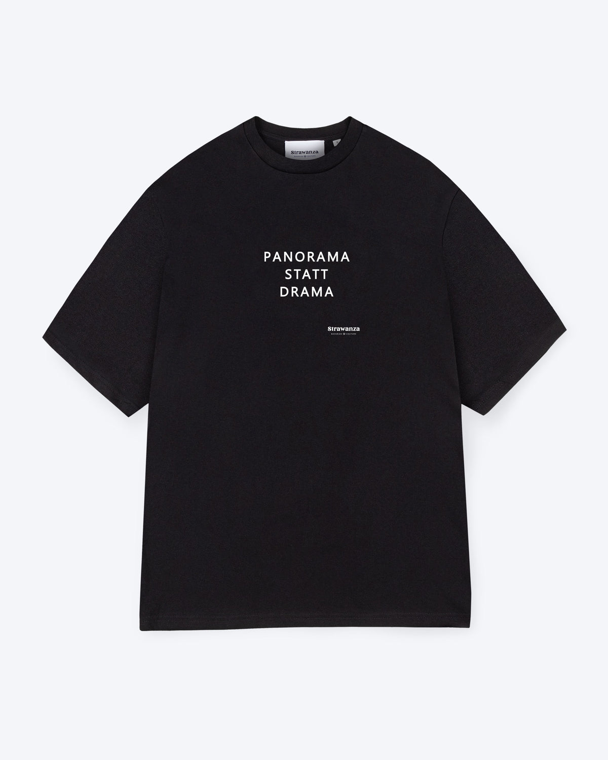 Ein schwarze T-Shirt mit einem weißen Schriftzug von drei Wörtern auf der Brust.