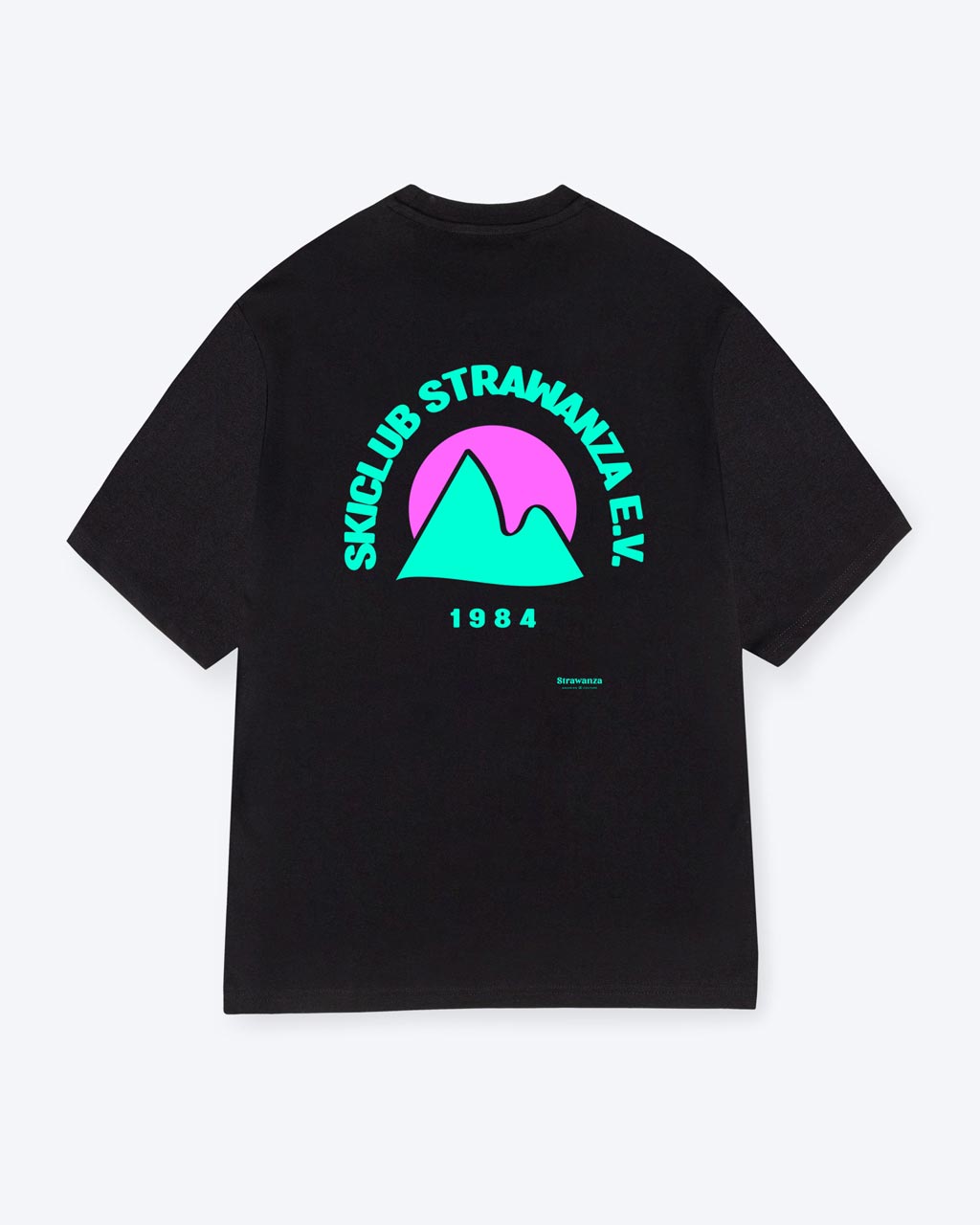 Ein schwarzes T-Shirt mit einem türkisen Bergmotiv und einer pinken Sonne, zudem mit einem türkisen 