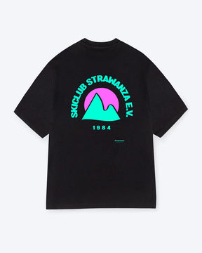 Ein schwarzes T-Shirt mit einem türkisen Bergmotiv und einer pinken Sonne, zudem mit einem türkisen "SKICLUB STRAWANZA E.V." Schriftzug.