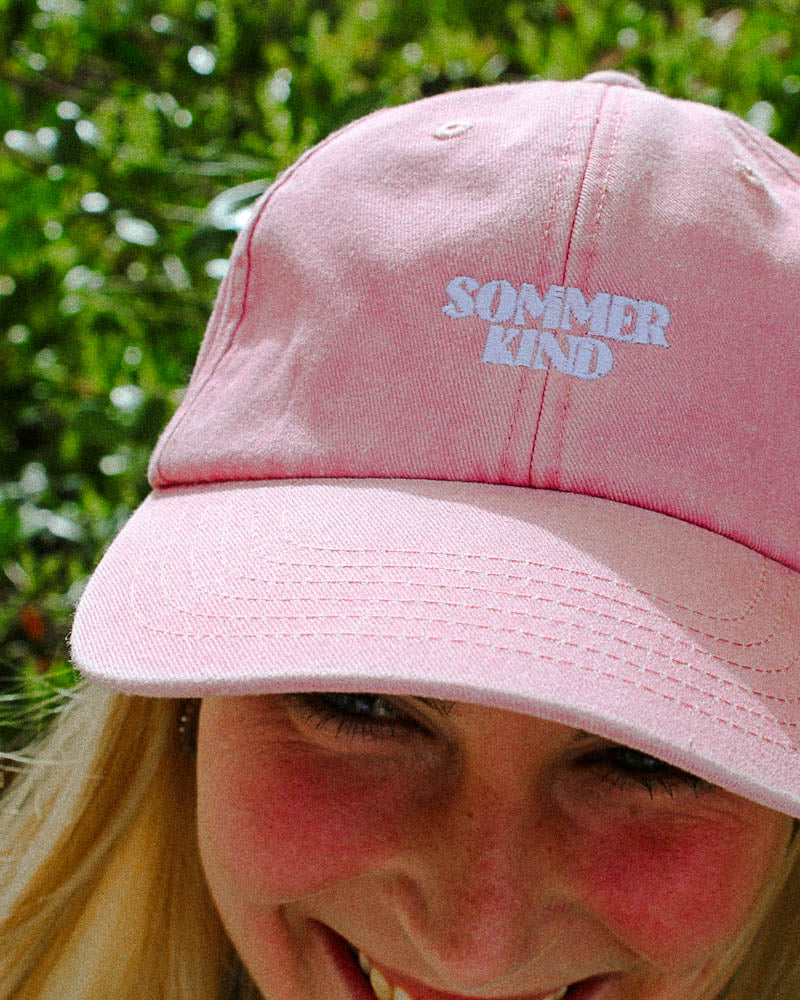 Blondes Mädchen mit pinker Cap