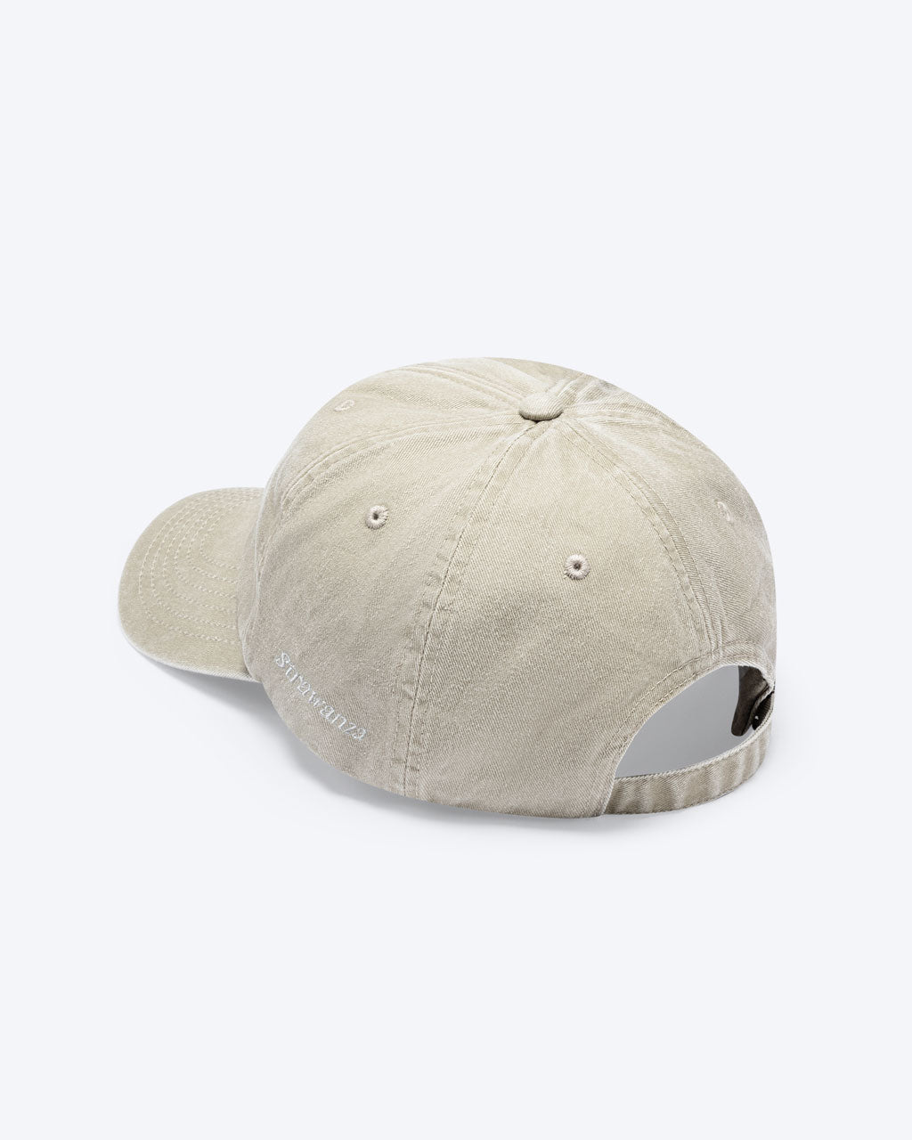 Eine Vintage Sand Bavarian Cap mit einem in weiß gestickten "Strawanza" Schriftzug auf der Seite der Cap.