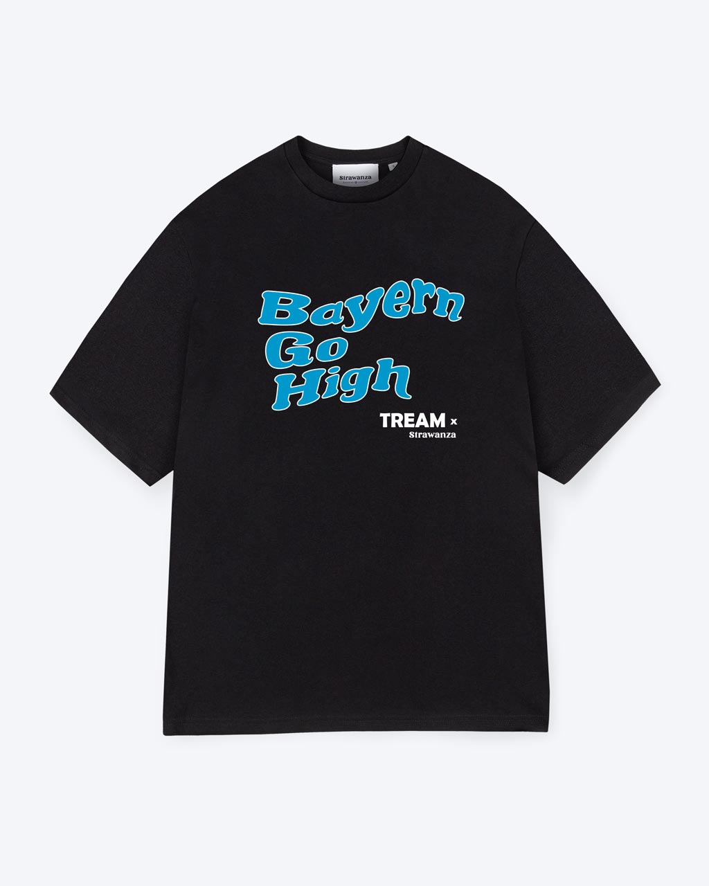 Ein schwarzes T-Shirt mit einem blau aufgedruckten Motiv mit dem Schriftzug "Bayern Go High", in Zusammenarbeit mit Tream und Strawanza.