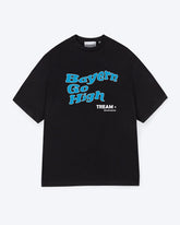 Ein schwarzes T-Shirt mit einem blau aufgedruckten Motiv mit dem Schriftzug "Bayern Go High", in Zusammenarbeit mit Tream und Strawanza. 