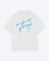 Ein weißes T-Shirt mit einem hellblauen "von gloa auf guad drauf" Schriftzug als Backprint. 