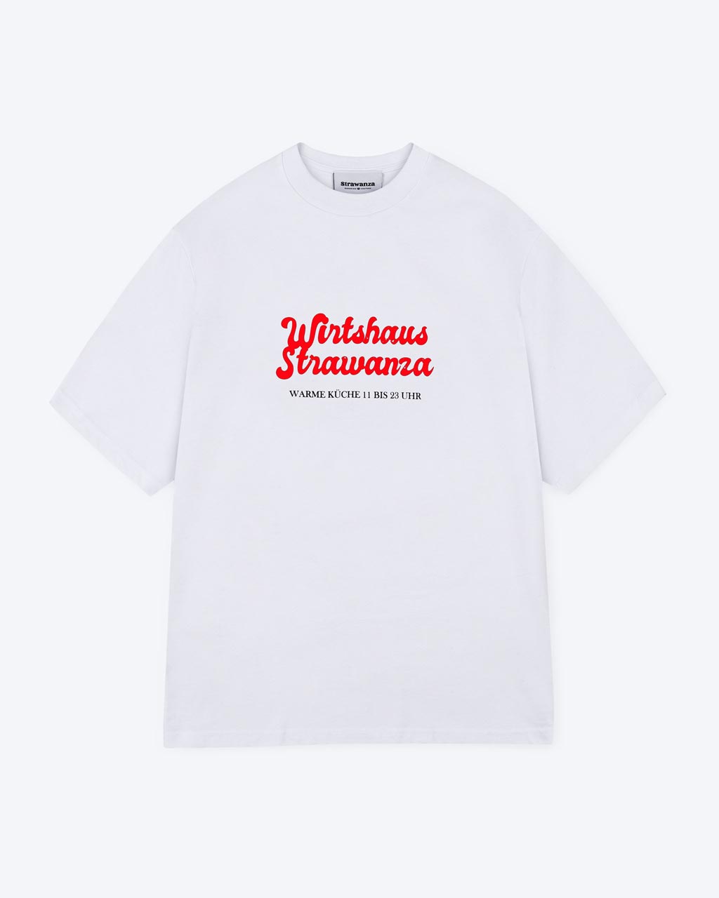 Ein weißes T-Shirt mit einem einerseits orangen "Wirtshaus Strawanza" Schriftzug aber auch andererseits einem schwarzen Schriftzug mit "WARME KÜCHE 11 BIS 23 UHR" als Motiv auf der Vorderseite.