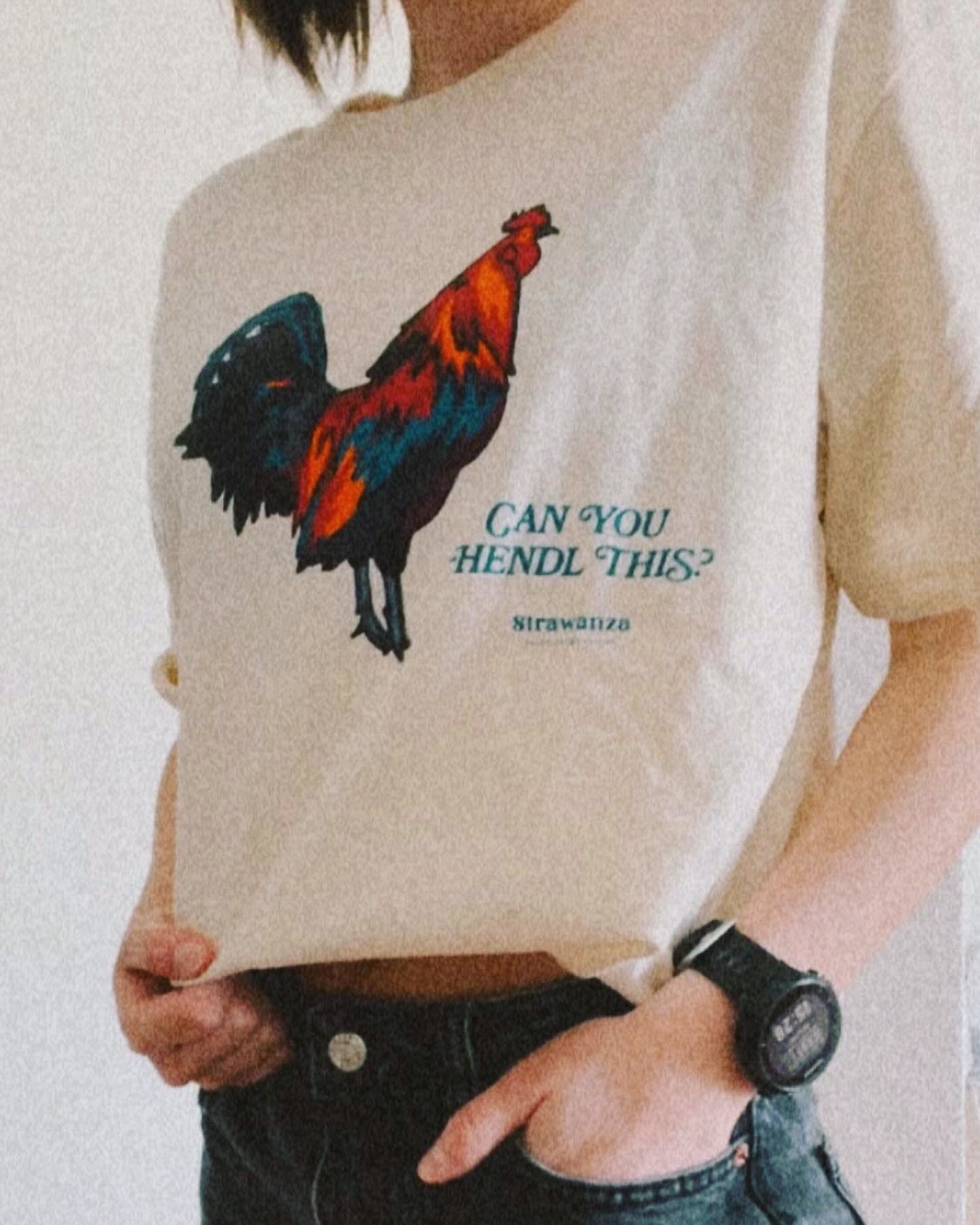Brünettes Damenmodel trägt naturweißes T-Shirt mit Hendl Motiv aus 100% Bio-Baumwolle.