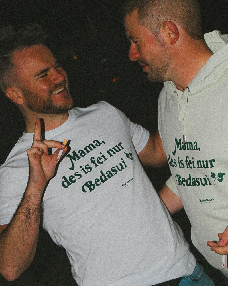 Zwei Männer tragen jeweils ein weißes T-Shirt  und einen hellgrünen Hoodie mit einem dunkelgrünen 