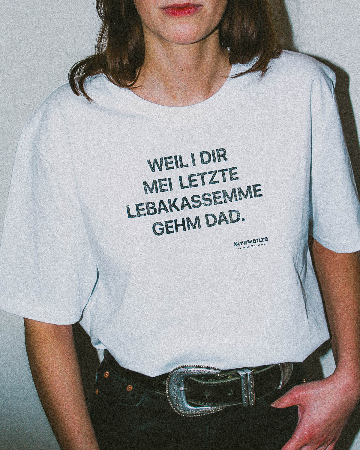 Weibliches Model trägt weißes T-Shirt mit dem Aufdruck "Weil i dir mei letzte Leberkassemme gehm dad"