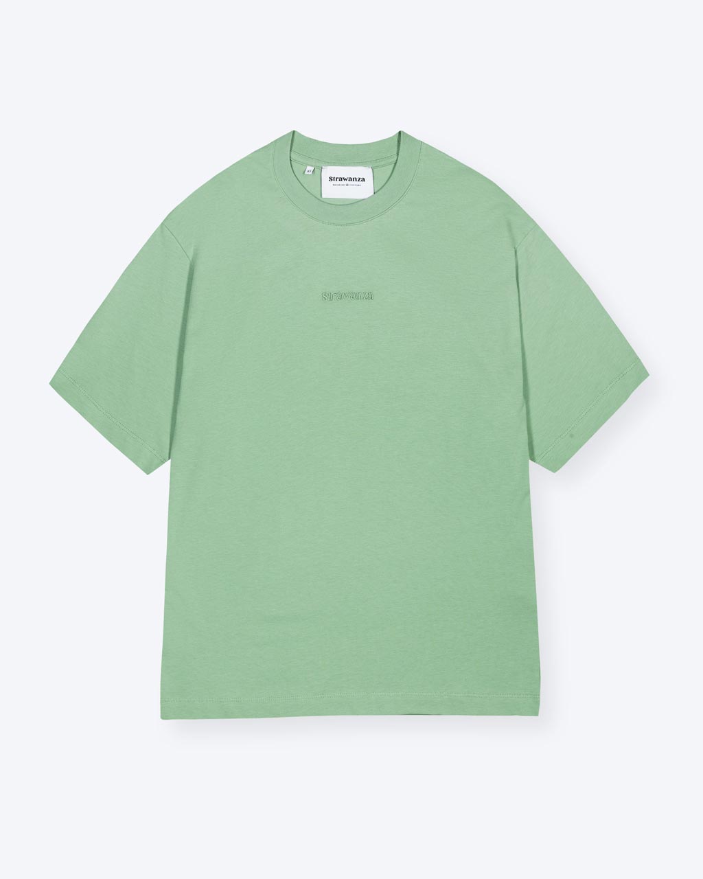 Ein grünes T-Shirt mit einem Ton in Ton Schriftzug auf der Brust. 