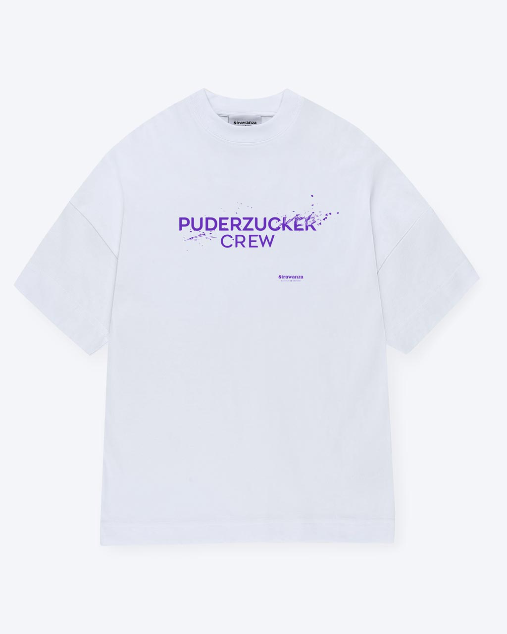 Ein weißes T-Shirt mit einem lilanen Schriftzug auf der Vorderseite welcher "PUDERZUCKER CREW" lautet, wobei des Ende des ersten Wortes sich in kleine Splitter auflöst. 