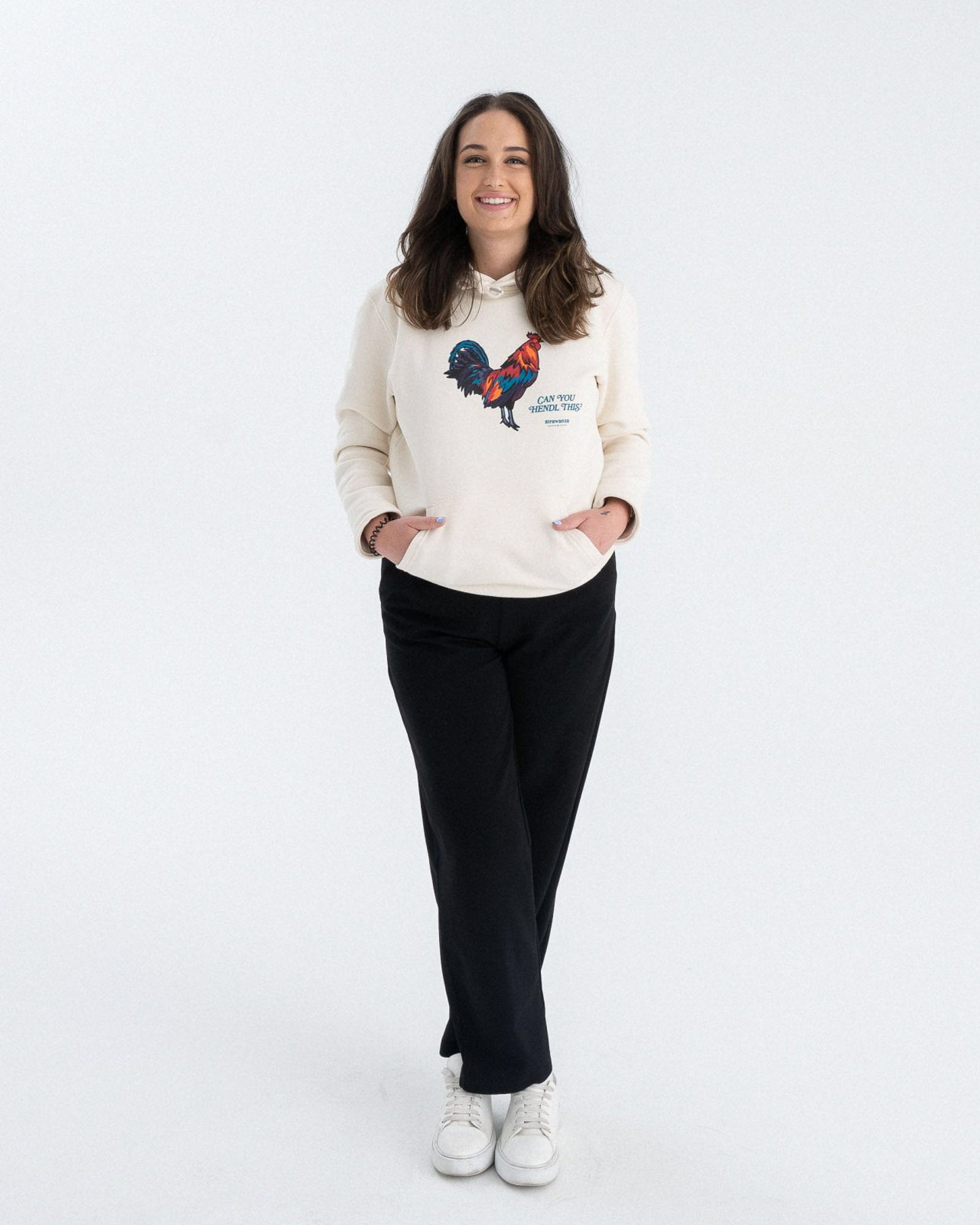 Entdecken Sie den stylischen 'CAN YOU HENDL THIS HOODIE' von Strawanza, ideal für Party-Abenteuer. Das Model präsentiert diesen trendigen beigen Hoodie im Fotostudio. Der Hoodie zeichnet sich durch sein starkes Motiv  und den Siebdruck im Retro Stil aus. Perfekt für Berg- und Partyabenteuer. Hier in Großaufnahme zu sehen