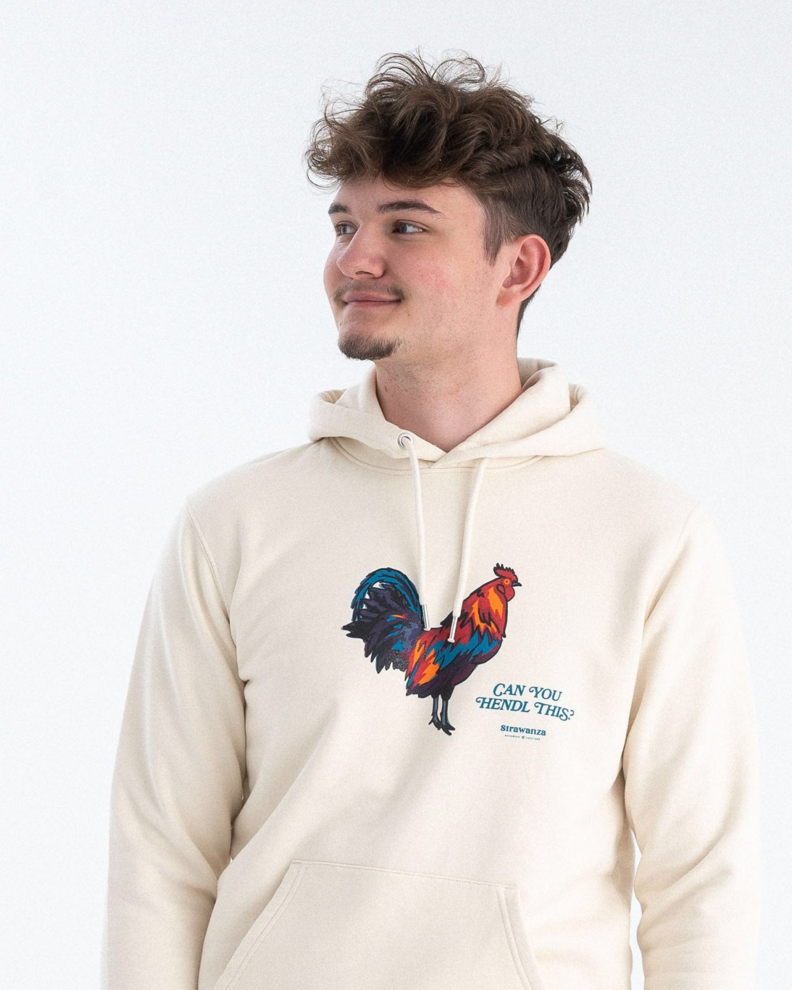 Entdecken Sie den stylischen 'CAN YOU HENDL THIS HOODIE' von Strawanza, ideal für Party-Abenteuer. Das Model präsentiert diesen trendigen beigen Hoodie im Fotostudio. Der Hoodie zeichnet sich durch sein starkes Motiv  und den Siebdruck im Retro Stil aus. Perfekt für Berg- und Partyabenteuer. Hier am männnlichen Model zu sehen