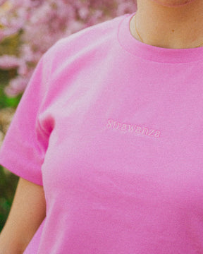 Pinkes T-Shirt mit einem rosanen besticktem "Strawanza" Schriftzug vorne auf der Brust. 