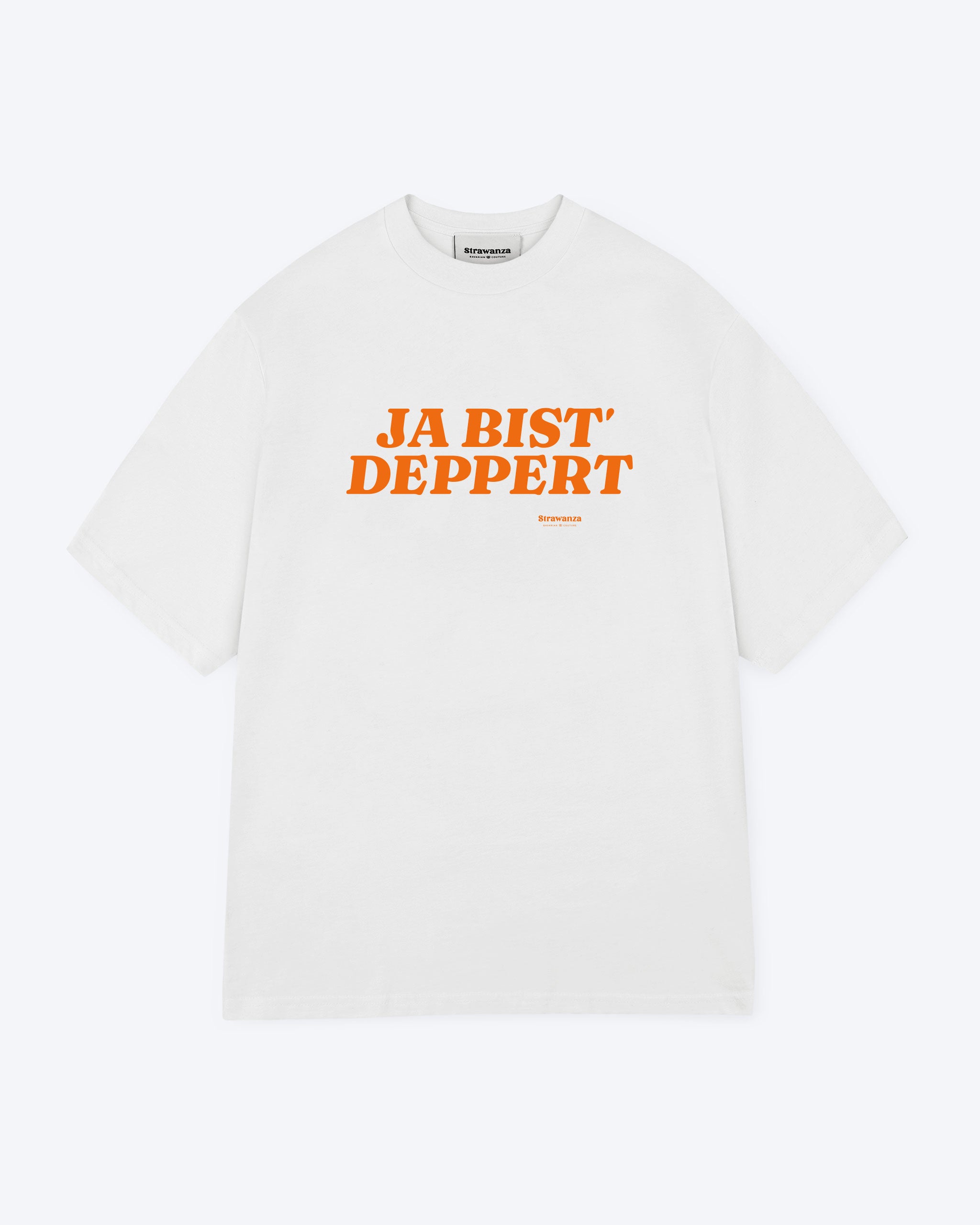 Ein weißes T-Shirt mit einem orangenen "JA BIST` DEPPERT" Schriftzug auf Höhe der Brust. 