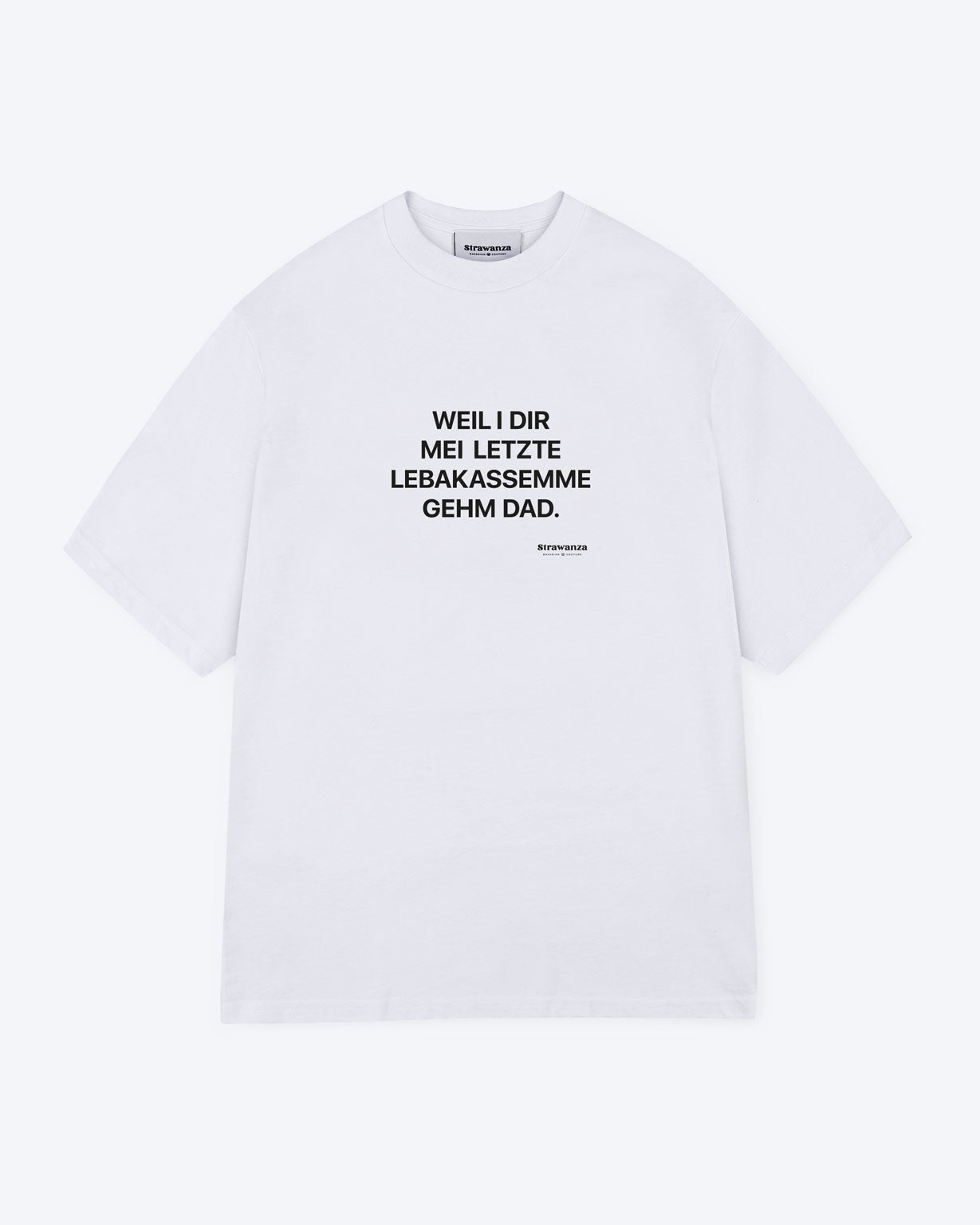 Ein weißes T-Shirt mit einem bayrischen, schwarzen Schriftzug auf der Brust. 