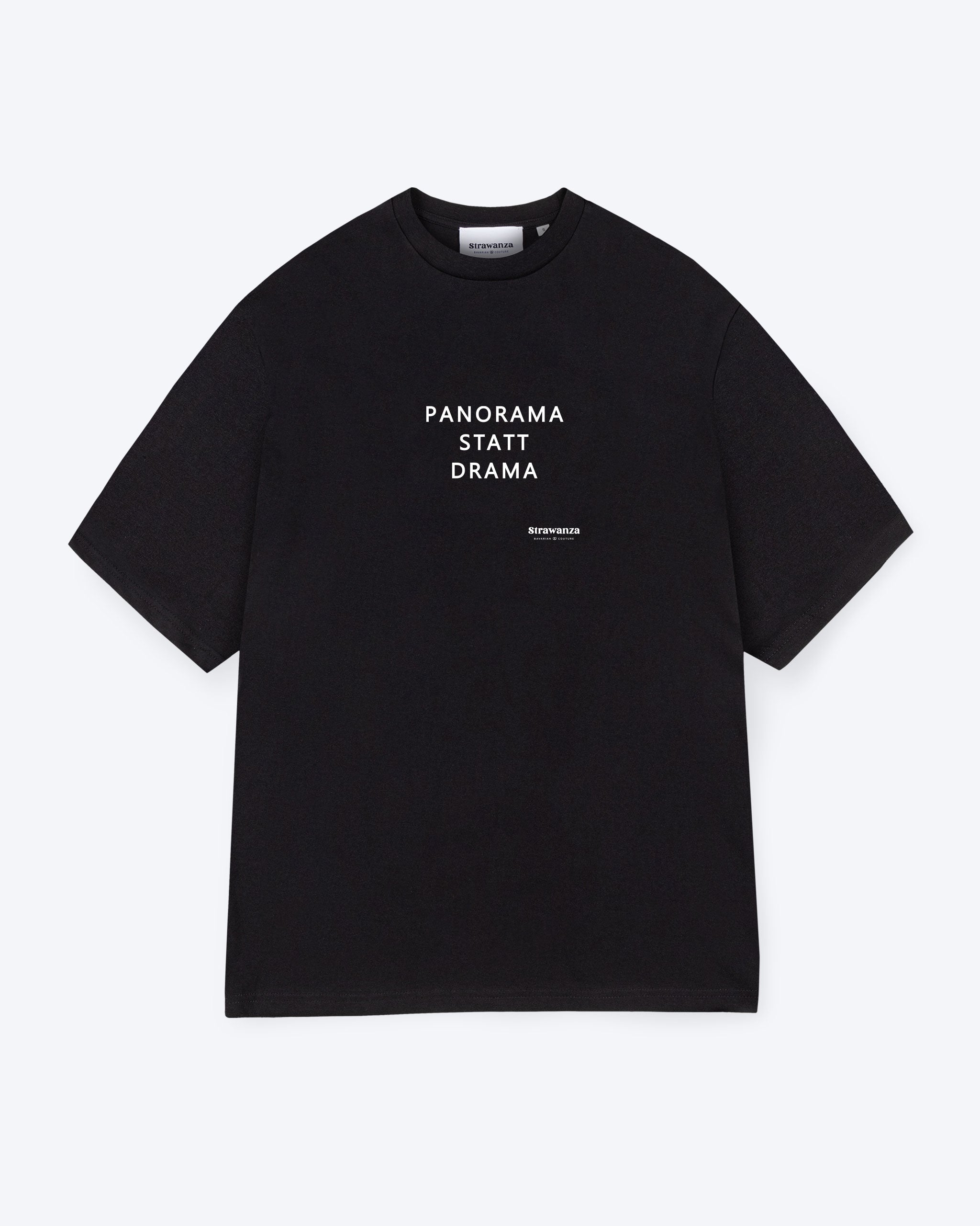 Ein schwarze T-Shirt mit einem weißen Schriftzug von drei Wörtern auf der Brust. 