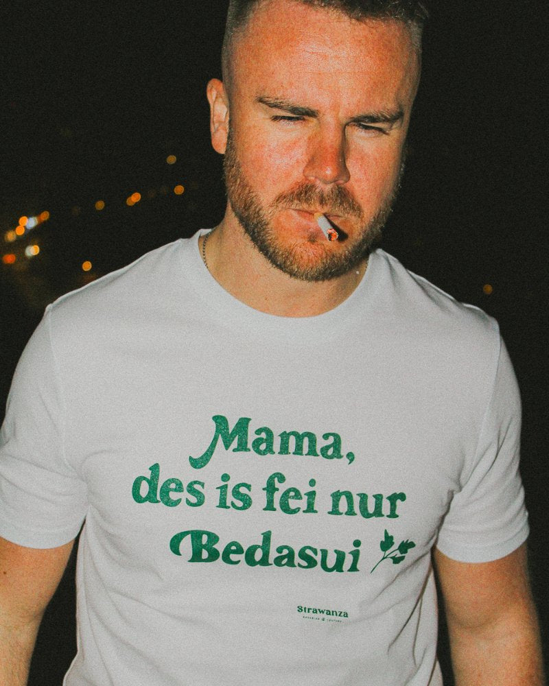 Ein männliches Model trägt ein weißes T-Shirt mit einem grünen Schriftzug vorne auf der Höhe der Brust.