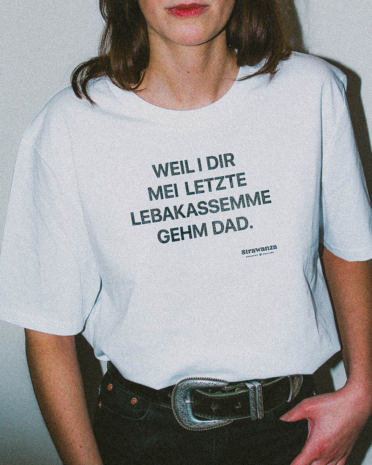Weibliches Model trägt weißes T-Shirt mit dem Aufdruck "Weil i dir mei letzte Leberkassemme gehm dad" 